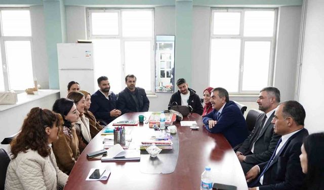 Mardin’e giden Bakan Tekin, Diyarbakır’da yol güzergahında bir okula uğradı
