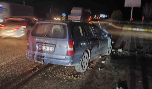 Otobüsle otomobil çarpıştı: 1 ölü, 3 yaralı