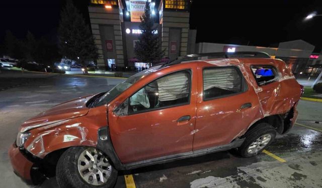 Otomobil yoldan çıkarak bariyerlere çarptı, 2 kişi yaralandı
