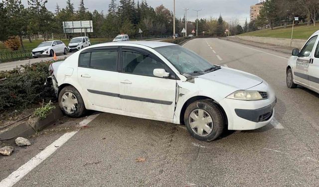 Otomobilin refüjde çarptığı kadınlara karşıdan gelen otomobil de çarptı: 1 ölü, 1 yaralı