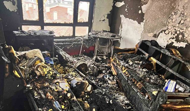 Psikolojik sorunları olduğu iddia edilen kişi evini ateşe verdi, balkona çıkıp izledi