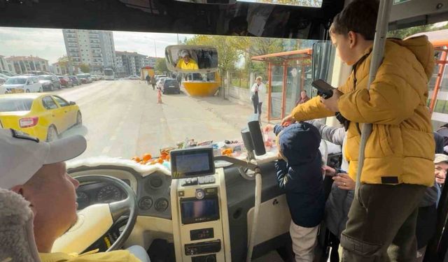Şoför minibüse binen yolcularına meyve ve şekerleme ikram ediyor