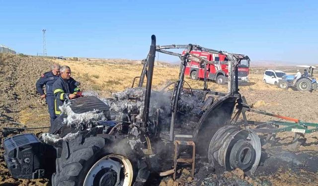Tarlayı süren traktör alev alarak yandı