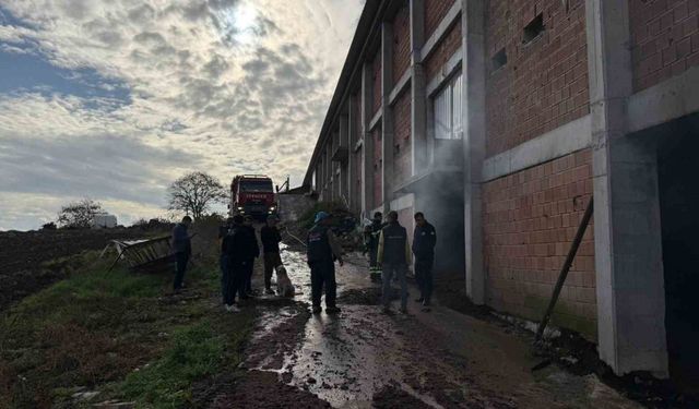 Tavuk çiftliğinin depo kısmında yangın