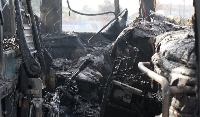 Yolcu otobüsü alevlere teslim oldu: Araç demir yığınına döndü