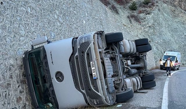 Artvin'de kömür yüklü tırın devrilmesi sonucu sürücü yaralandı