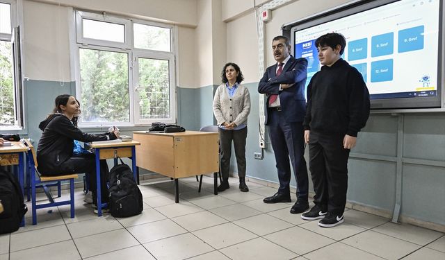 Bakan Tekin, öğrenci meclis başkanı seçilen öğrencinin vaadini gerçekleştirdi
