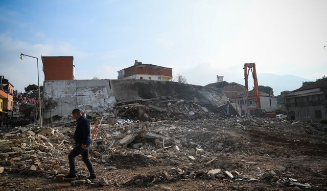 Balıkesir Sındırgı'da ağır hasarlı 814 bina yıkıldı