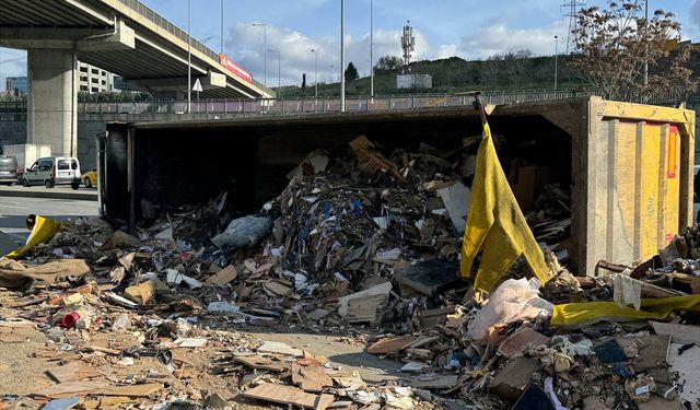 Başakşehir'de çekyat malzemeleri yüklü hafriyat kamyonu devrildi