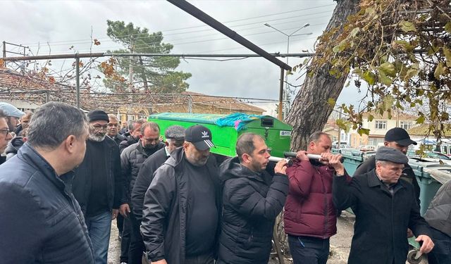 Çanakkale'de iki otomobilin çarpıştığı kazada ölenlerden 2'sinin cenazesi toprağa verildi