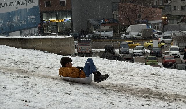 Erzurum'da kar yağışını fırsat bilen çocuklar mahalle aralarında poşet ve kızakla kaydı