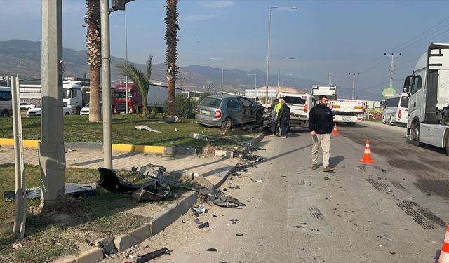 Hatay'da iki aracın çarpıştığı kazada 5 kişi yaralandı