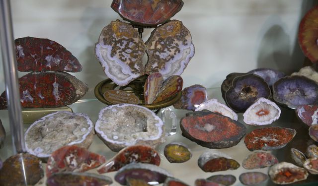 İşlediği süs taşlarını oluşturduğu 'müze'de sergiliyor