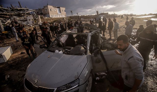 İsrail'in Gazze'de bir araca düzenlediği hava saldırısında 4 Filistinli hayatını kaybetti
