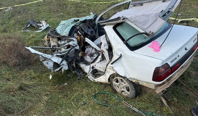 İzmir'de iki otomobilin çarpıştığı kazada 1 kişi öldü, 1 kişi yaralandı