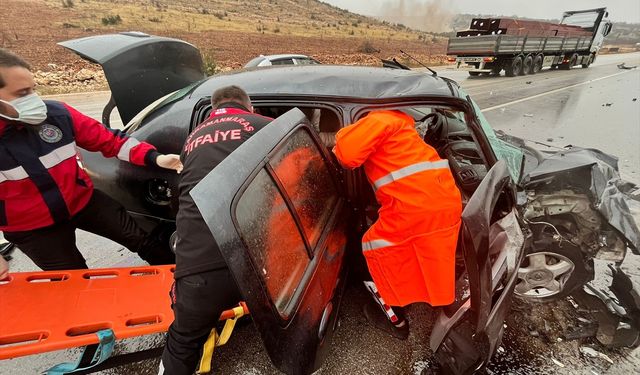 Kahramanmaraş'ta iki otomobilin çarpıştığı kazada 1 kişi öldü, 2 kişi yaralandı