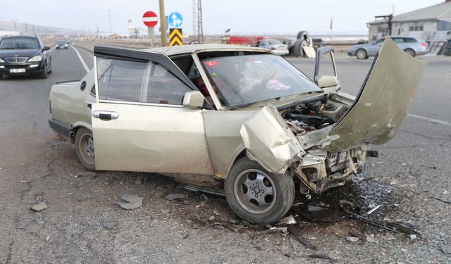 Kars'ta iki otomobilin çarpıştığı kazada 3 kişi yaralandı