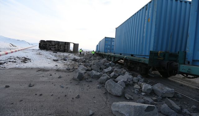 Kars'ta yük treninin çarptığı kamyonun sürücüsü öldü