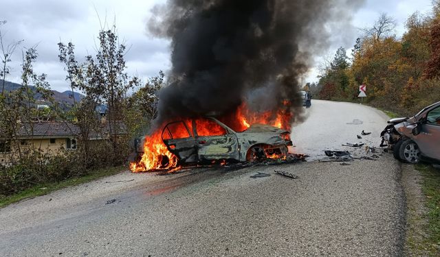 Kastamonu'da hafif ticari araçla çarpıştıktan sonra alev alan otomobildeki 2 kişi yaralandı