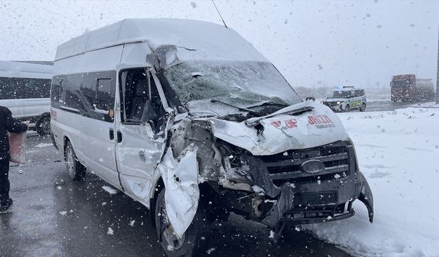 Kayseri'de işçi servisiyle tırın çarpıştığı kazada 11 kişi yaralandı