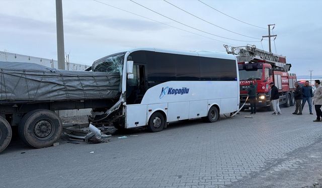 Kayseri'de servis midibüsünün tıra çarptığı kazada 6 kişi yaralandı