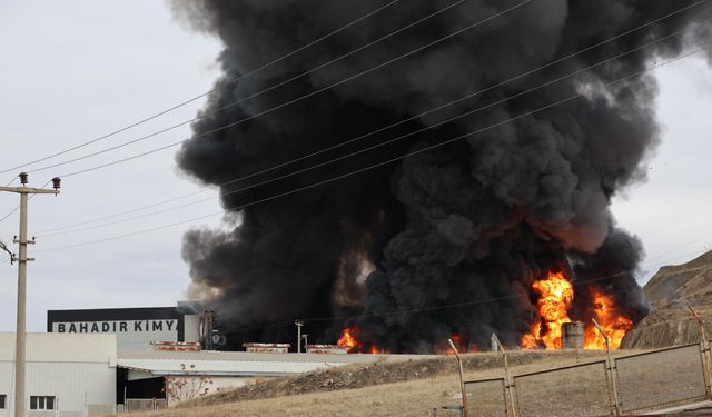 Kırıkkale OSB'de bir fabrikada çıkan yangına müdahale ediliyor