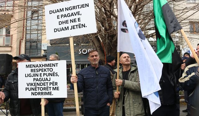 Kosova'da enerji kurumu çalışanları maaş artışı talebiyle gösteri yaptı