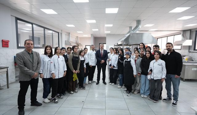 Milli Eğitim Bakanı Tekin, Adana'da lise ziyaret etti