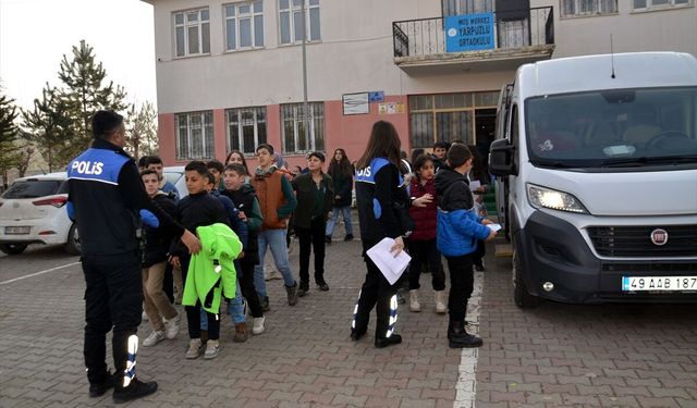 Muş'ta polisler çocuklara sinema keyfi yaşattı