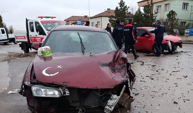 Sivas'ta iki otomobilin çarpıştığı kazada 4 kişi yaralandı