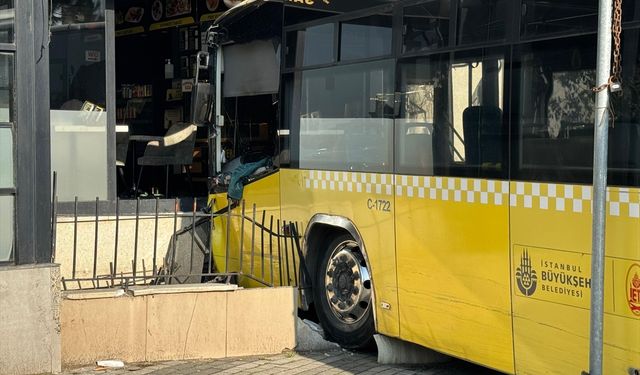Üsküdar'da İETT otobüsünün bir iş yerine girmesi sonucu 3 kişi yaralandı