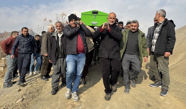 Van'da baraja düşen otomobilde hayatını kaybeden 3 kişinin cenazesi defnedildi