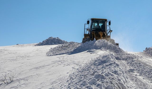 Van'da karla mücadele çalışmaları devam ediyor
