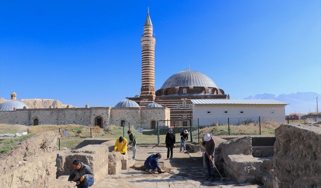 Van'daki Osmanlı kışlasında askerlerin 'dokuz taş' oynadığı belirlendi