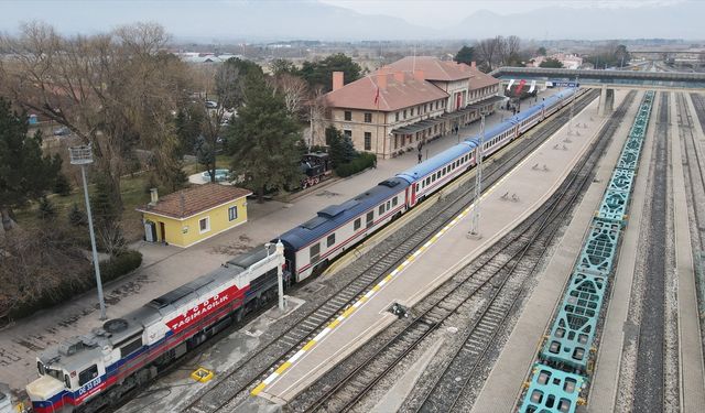 Yeni sezonun ilk seferine çıkan Turistik Doğu Ekspresi Erzincan'a ulaştı