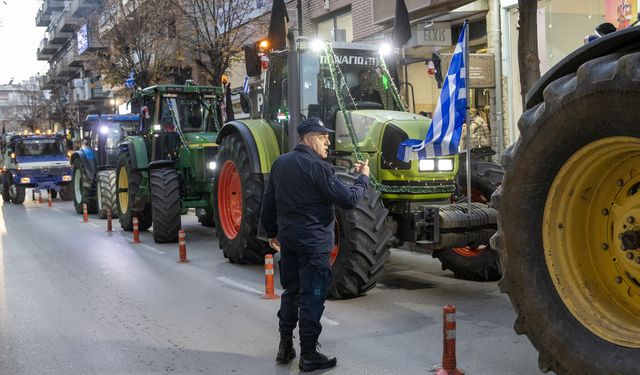 Yunan çiftçiler Larisa'da milletvekili bürolarının önünde protesto düzenledi