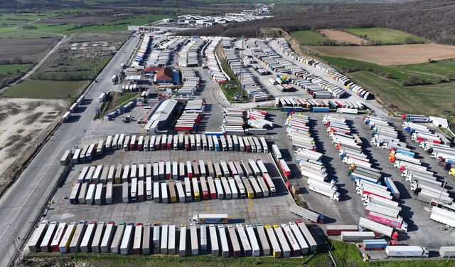 Yunanistan'daki çiftçi eylemleri sınır kapılarında tır trafiğini aksatıyor