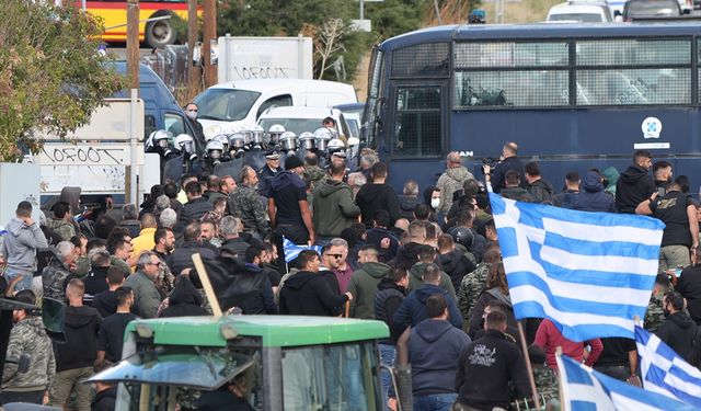 Yunanistan'ın Girit kentinde protestocu çiftçilerin havaalanı pistine girmesi hava trafiğini aksattı