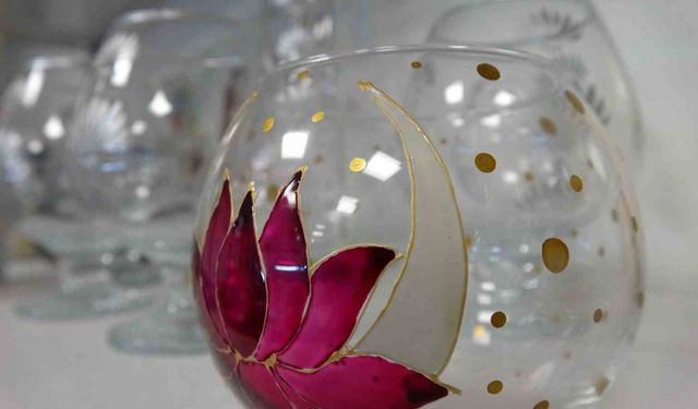 800 derece ateşle buluşan cam sanat eserine dönüşüyor