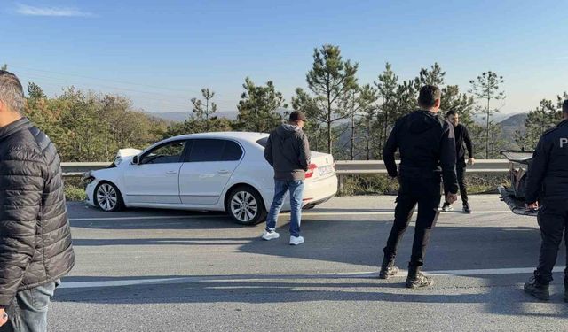 Arnavutköy’de zincirleme trafik kazası: Yan yatan kamyonette sıkışan sürücüyü vatandaşlar kurtardı
