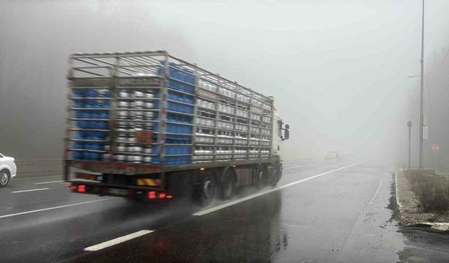 Bolu Dağı’nda sis ve sağanak etkili: Görüş mesafesi 30 metreye düştü