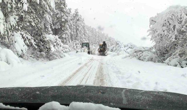 Bolu'nun Mengen ilçesinde hummalı çalışma: 18 köy yolu ulaşıma kapalı