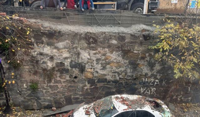 Eyüpsultan'da inşaattaki çalışma park halindeki araca zarar verdi