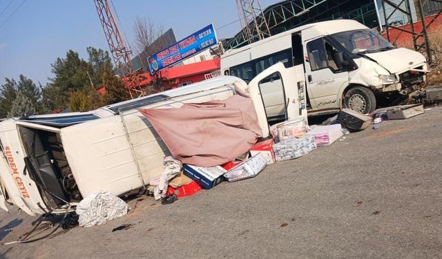 Gaziantep'te servis ile panelvan çarpıştı: Bir kişinin öldüğü feci kaza kamerada