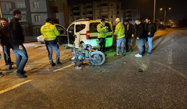 Hafif ticari araçla çarpışan motosikletin sürücüsü ağır yaralandı