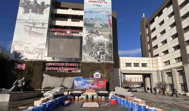 İstanbul’da ele geçirilen 1 ton 144 kilo uyuşturucu emniyette sergilendi