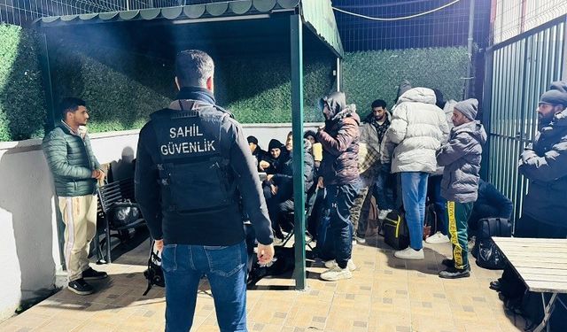 İzmir’de 20 düzensiz göçmen ve 1 göçmen kaçakçısı yakalandı