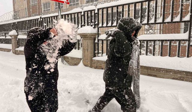 Kahramanmaraş güne karla uyandı: En çok sevinen çocuklar oldu