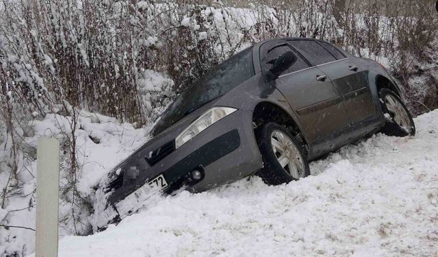 Kar kazayı beraberinde getirdi, yan yatan otomobildeki 4 kişi yaralandı