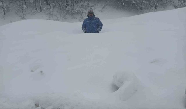 Karabük-Bartın yolunda kar kalınlığı 1,5 metreyi aştı